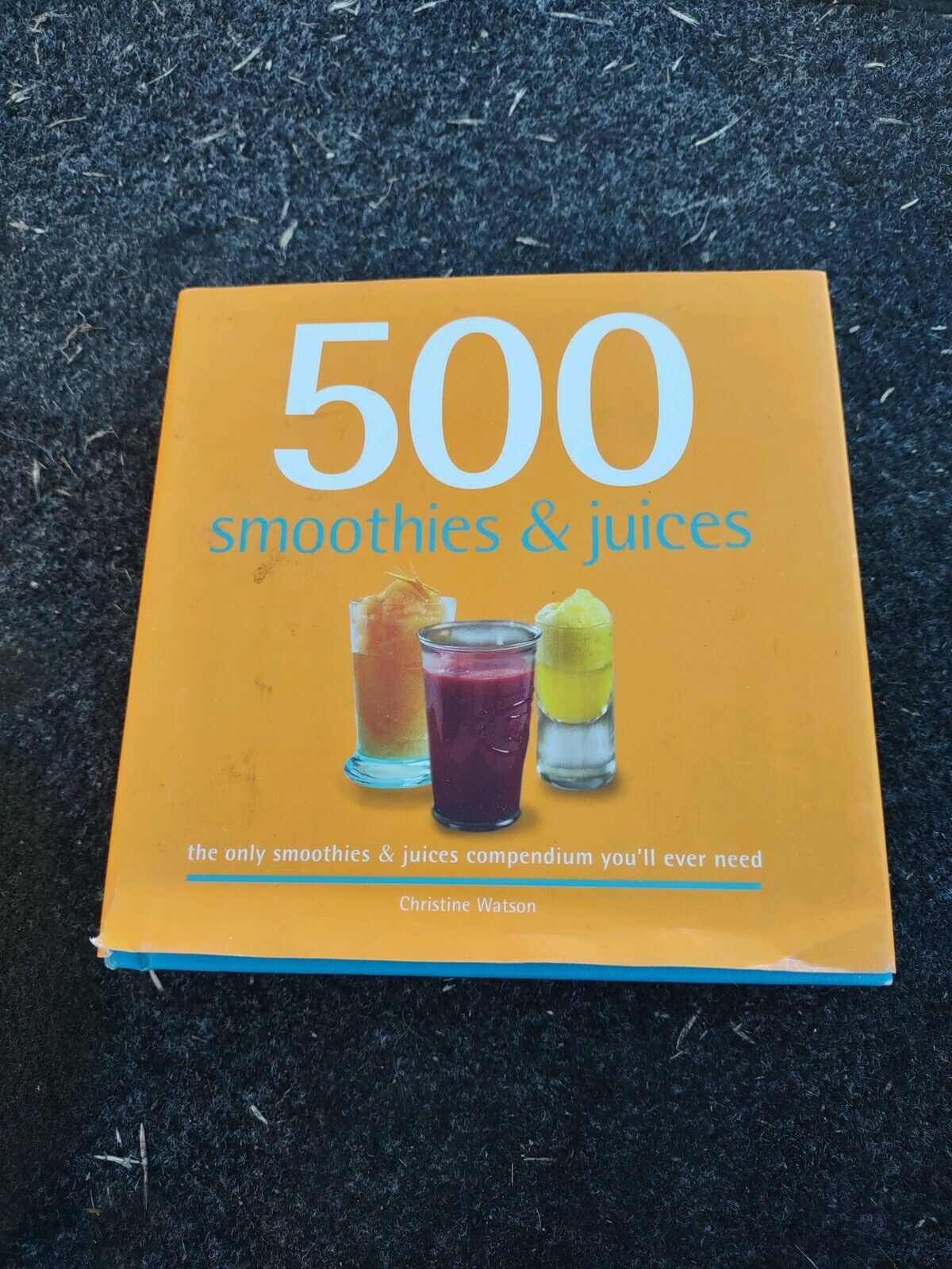 500 smoothies and juices cookbook with images of three colorful drinks on the cover by 1118 Emporium