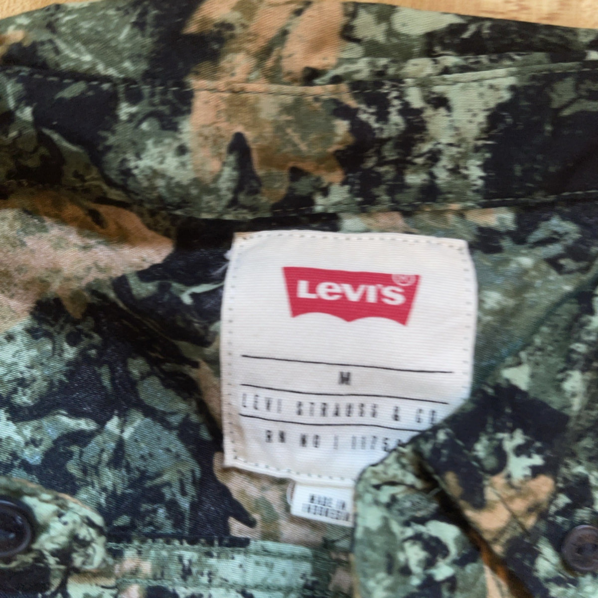 Levi’s Woodland Camo Button Up Medium 