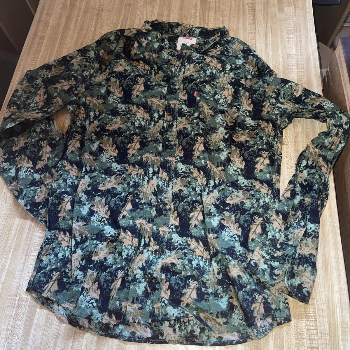 Levi’s Woodland Camo Button Up Medium 