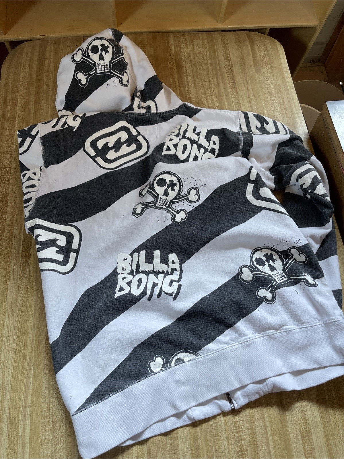 Billabong Full Zip AOP Skull Cross Bones Hoodie XL Has Color Bleeding