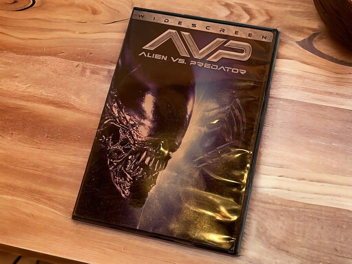 Alien vs Predator DVD in widescreen edition featuring iconic alien and predator faces
