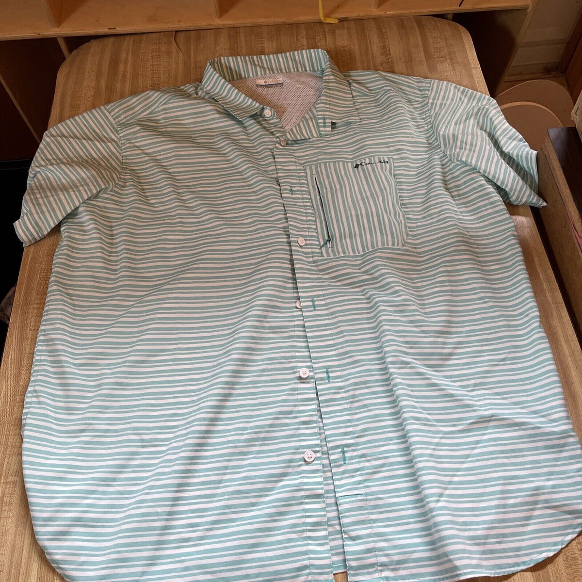 Columbia vented shirt XXL in light blue and white stripes with short sleeves and front chest pocket