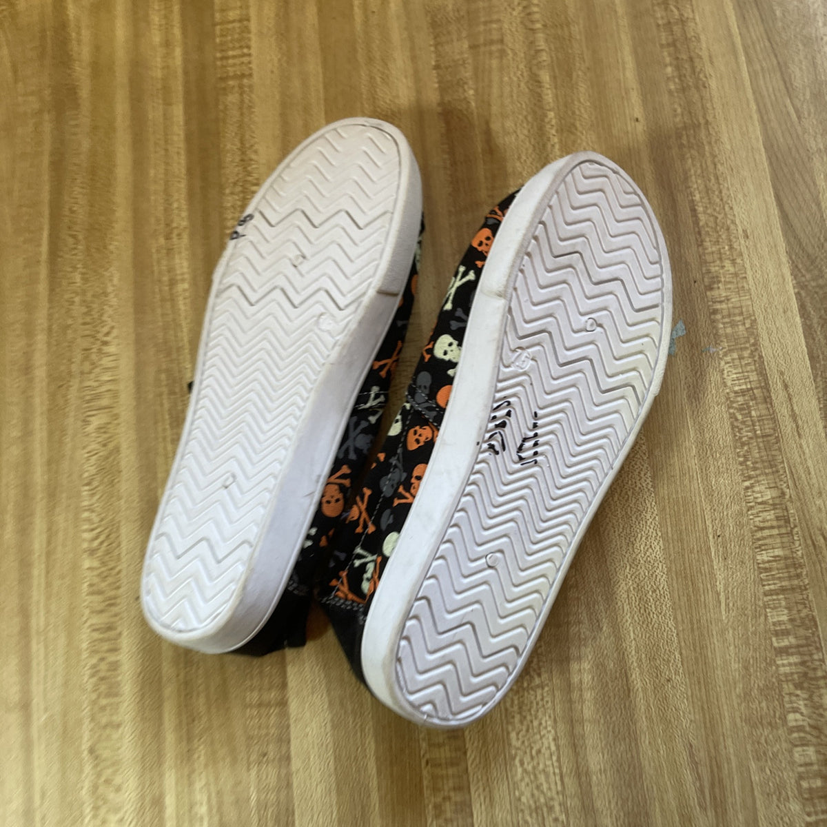 Tommy Bahama Glow In The Dark Halloween Themed Skull Slip On Shoes Size 7.5