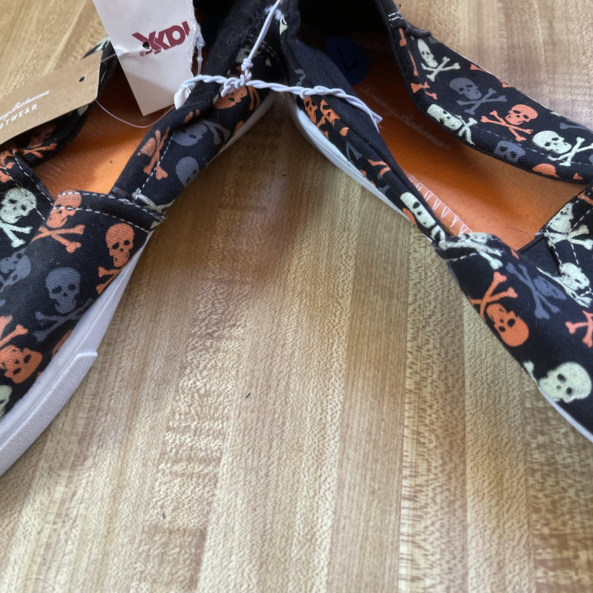 Tommy Bahama Glow In The Dark Halloween Themed Skull Slip On Shoes Size 7.5