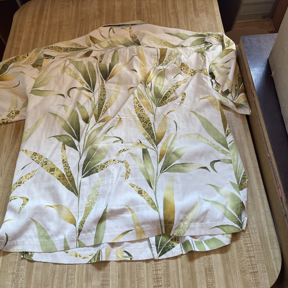 tommy bahama silk hawaiian shirt xl Loop Collar