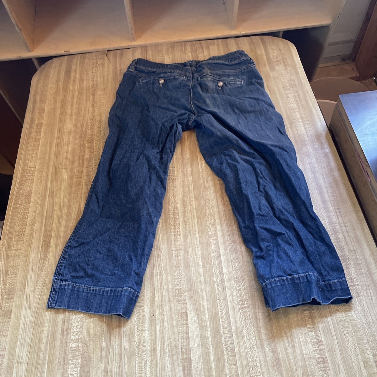 white house black market Blanc Capris 0