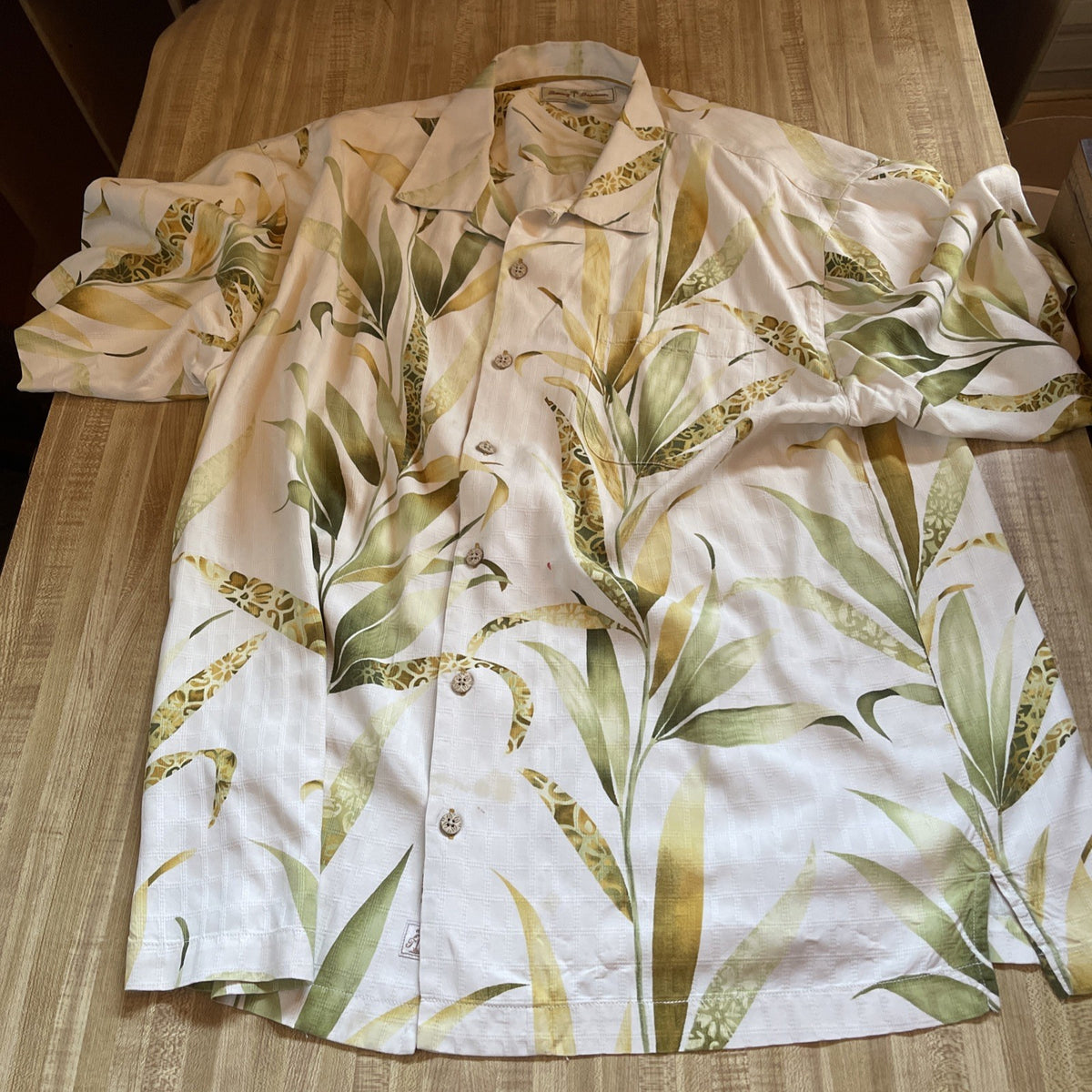 tommy bahama silk hawaiian shirt xl Loop Collar